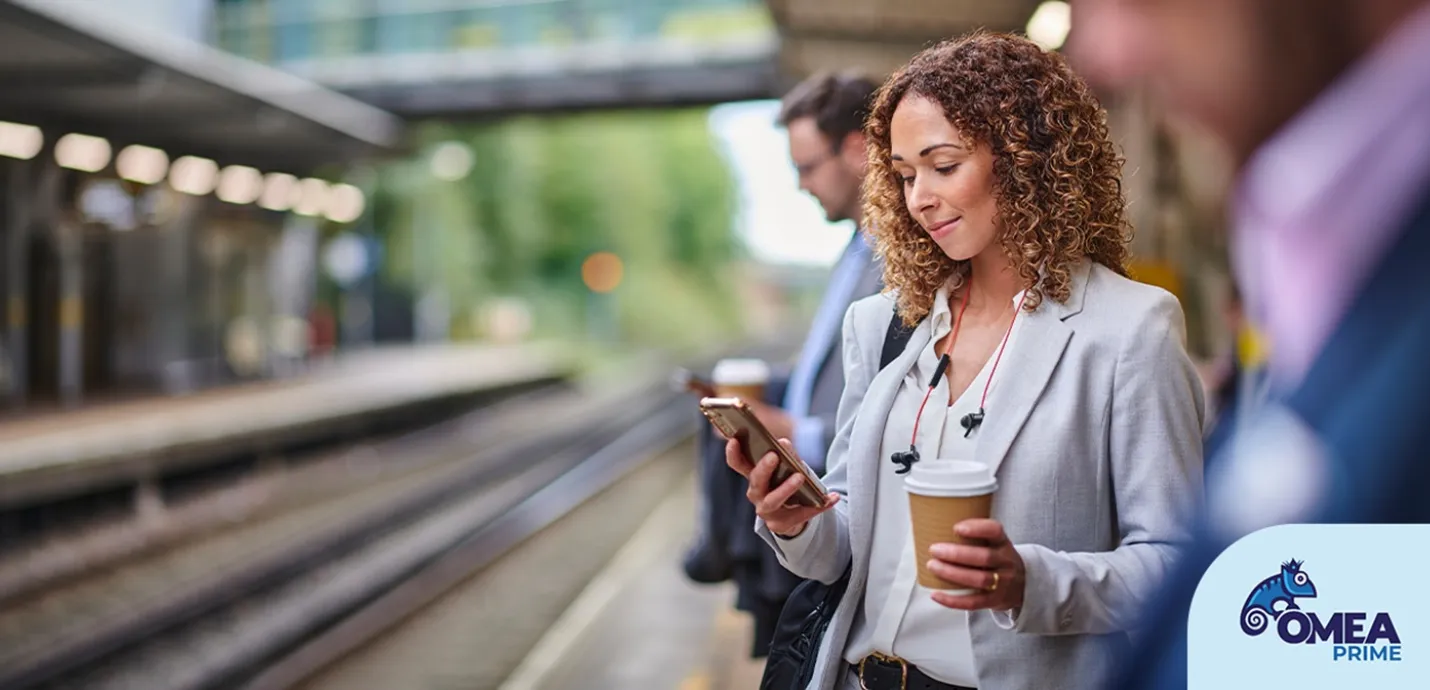 femme attendant public transport avec smartphone