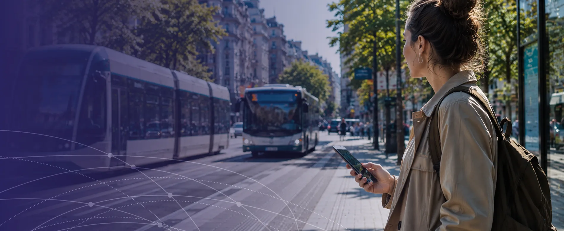 jeune femme smartphone attendant le bus