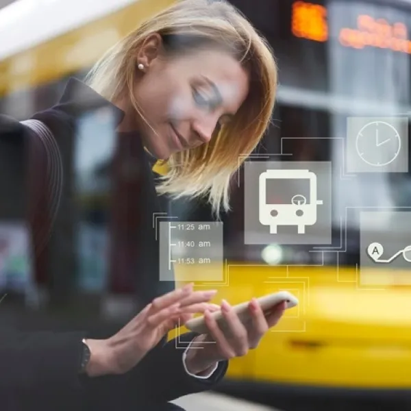 Femme utilisant appli attendant le bus