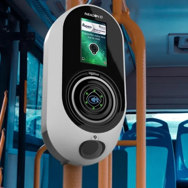 Valideur P One dans un bus