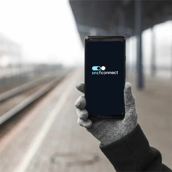 smartphone gare logo SNCF Connect