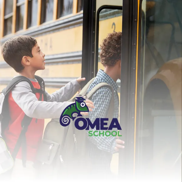 Enfants montant dans un bus scolaire